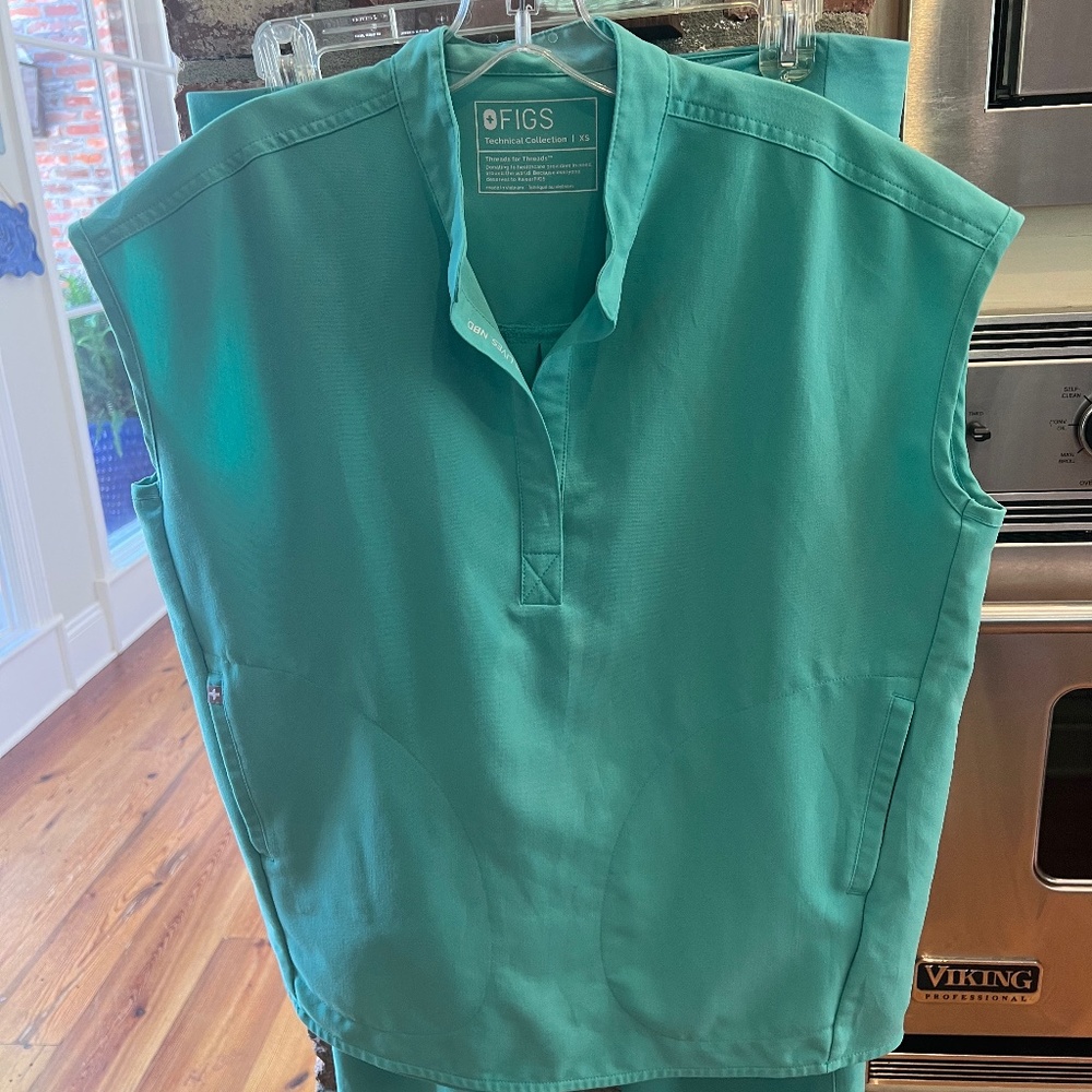 Figs top - surgical green